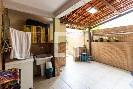 Casa à venda com 240m², 3 quartos e 2 vagasEdícula
