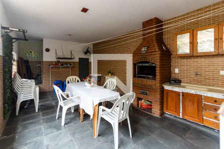 Casa à venda com 240m², 3 quartos e 2 vagasÁrea de Serviço