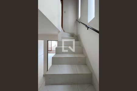 Casa para alugar com 230m², 3 quartos e 1 vagaEscada