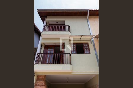 Casa à venda com 136m², 3 quartos e 4 vagas Casa à venda com 136m², 3 quartos e 4 vagasFachada
