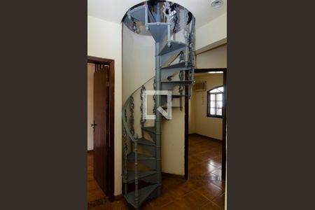 Casa de condomínio à venda com 140m², 3 quartos e 1 vaga Casa de condomínio à venda com 140m², 3 quartos e 1 vagaEscada