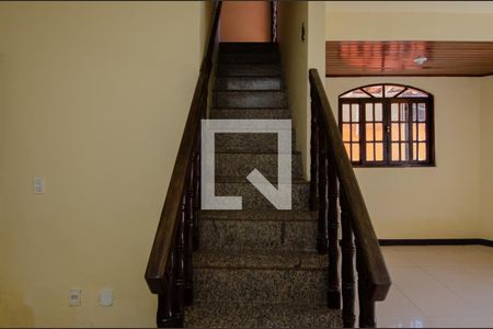 Casa de condomínio à venda com 140m², 3 quartos e 1 vaga Casa de condomínio à venda com 140m², 3 quartos e 1 vagaEscada