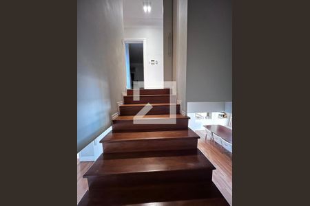 Casa à venda com 700m², 4 quartos e 5 vagas Casa à venda com 700m², 4 quartos e 5 vagasEscada