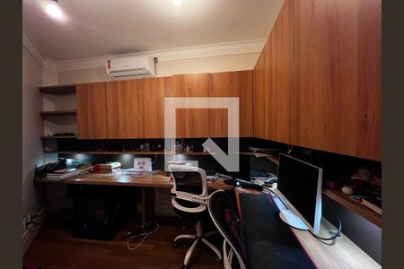 Casa à venda com 700m², 4 quartos e 5 vagas Casa à venda com 700m², 4 quartos e 5 vagasEscritório