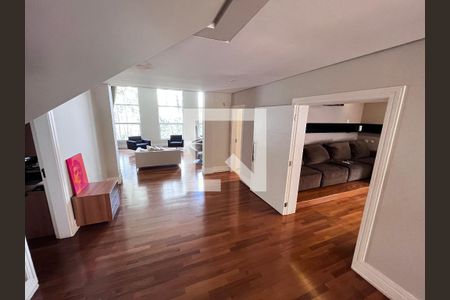 Casa à venda com 700m², 4 quartos e 5 vagas Casa à venda com 700m², 4 quartos e 5 vagasSala de Jantar