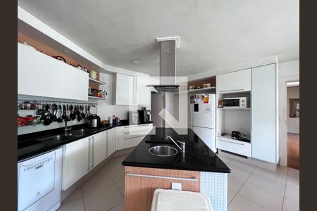 Casa à venda com 700m², 4 quartos e 5 vagas Casa à venda com 700m², 4 quartos e 5 vagasCozinha