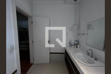 Casa à venda com 700m², 4 quartos e 5 vagas Casa à venda com 700m², 4 quartos e 5 vagasBanheiro