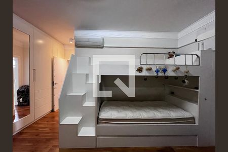 Casa à venda com 700m², 4 quartos e 5 vagas Casa à venda com 700m², 4 quartos e 5 vagasQuarto