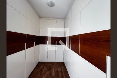 Casa à venda com 700m², 4 quartos e 5 vagas Casa à venda com 700m², 4 quartos e 5 vagasCloset