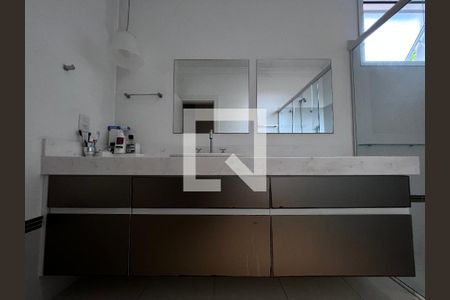 Casa à venda com 700m², 4 quartos e 5 vagas Casa à venda com 700m², 4 quartos e 5 vagasBanheiro