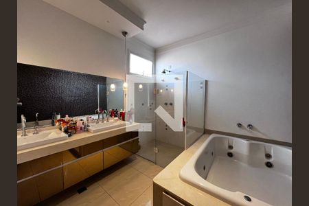 Casa à venda com 700m², 4 quartos e 5 vagas Casa à venda com 700m², 4 quartos e 5 vagasBanheiro