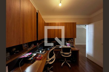 Casa à venda com 700m², 4 quartos e 5 vagas Casa à venda com 700m², 4 quartos e 5 vagasEscritório