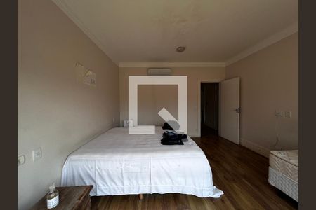 Casa à venda com 700m², 4 quartos e 5 vagas Casa à venda com 700m², 4 quartos e 5 vagasQuarto