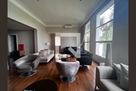 Casa à venda com 700m², 4 quartos e 5 vagas Casa à venda com 700m², 4 quartos e 5 vagasSala