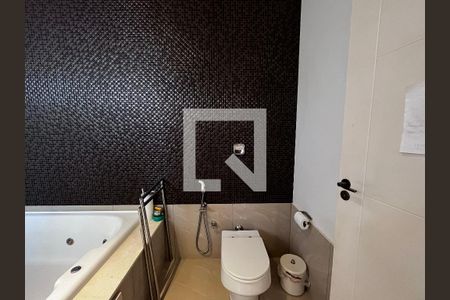 Casa à venda com 700m², 4 quartos e 5 vagas Casa à venda com 700m², 4 quartos e 5 vagasBanheiro