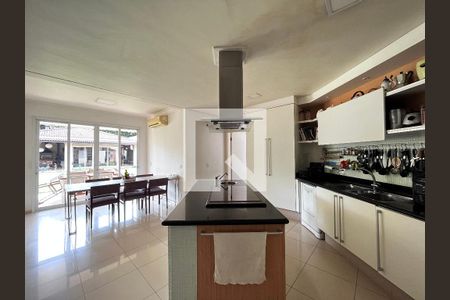 Casa à venda com 700m², 4 quartos e 5 vagas Casa à venda com 700m², 4 quartos e 5 vagasCozinha