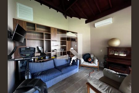 Casa à venda com 700m², 4 quartos e 5 vagas Casa à venda com 700m², 4 quartos e 5 vagasÁrea comum