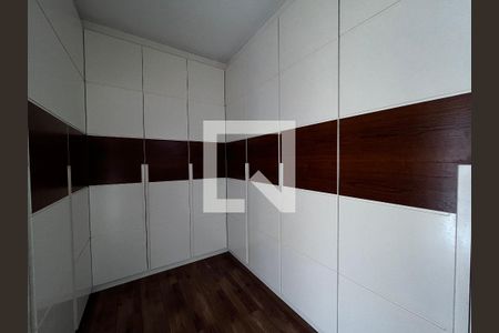 Casa à venda com 700m², 4 quartos e 5 vagas Casa à venda com 700m², 4 quartos e 5 vagasCloset