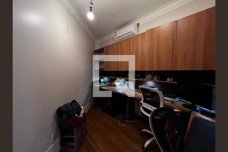 Casa à venda com 700m², 4 quartos e 5 vagas Casa à venda com 700m², 4 quartos e 5 vagasEscritório