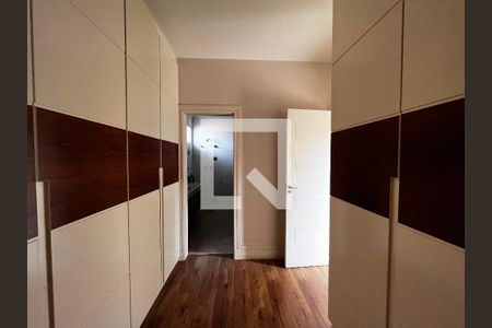 Casa à venda com 700m², 4 quartos e 5 vagas Casa à venda com 700m², 4 quartos e 5 vagasCloset