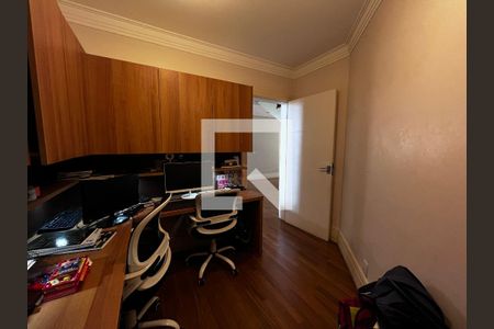 Casa à venda com 700m², 4 quartos e 5 vagas Casa à venda com 700m², 4 quartos e 5 vagasEscritório