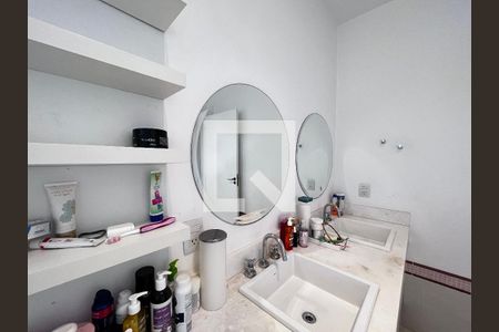 Casa à venda com 700m², 4 quartos e 5 vagas Casa à venda com 700m², 4 quartos e 5 vagasBanheiro