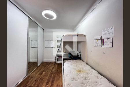 Casa à venda com 700m², 4 quartos e 5 vagas Casa à venda com 700m², 4 quartos e 5 vagasQuarto