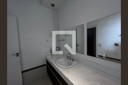 Casa à venda com 700m², 4 quartos e 5 vagas Casa à venda com 700m², 4 quartos e 5 vagasBanheiro