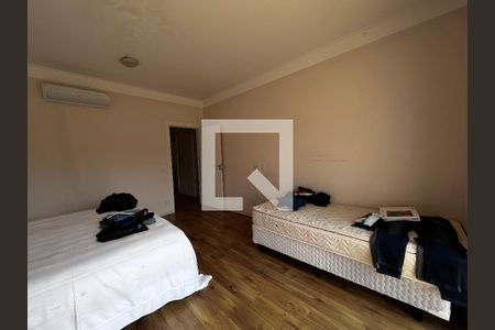 Casa à venda com 700m², 4 quartos e 5 vagas Casa à venda com 700m², 4 quartos e 5 vagasQuarto