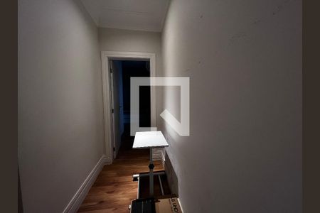 Casa à venda com 700m², 4 quartos e 5 vagas Casa à venda com 700m², 4 quartos e 5 vagasCorredor