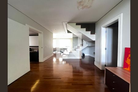 Casa à venda com 700m², 4 quartos e 5 vagas Casa à venda com 700m², 4 quartos e 5 vagasSala