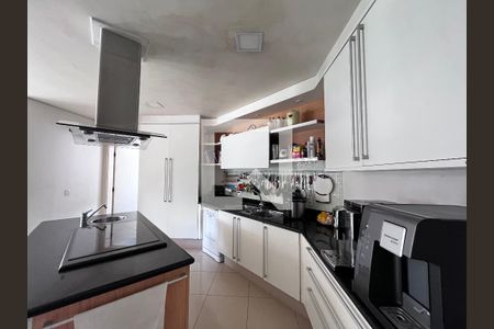 Casa à venda com 700m², 4 quartos e 5 vagas Casa à venda com 700m², 4 quartos e 5 vagasCozinha