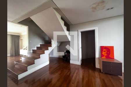 Casa à venda com 700m², 4 quartos e 5 vagas Casa à venda com 700m², 4 quartos e 5 vagasSala