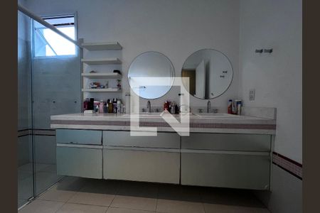 Casa à venda com 700m², 4 quartos e 5 vagas Casa à venda com 700m², 4 quartos e 5 vagasBanheiro