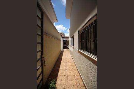 Casa à venda com 250m², 3 quartos e 5 vagas Casa à venda com 250m², 3 quartos e 5 vagasCorredor externo