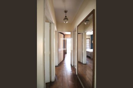 Casa à venda com 250m², 3 quartos e 5 vagas Casa à venda com 250m², 3 quartos e 5 vagasCorredor