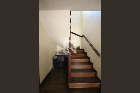 Casa à venda com 250m², 3 quartos e 5 vagas Casa à venda com 250m², 3 quartos e 5 vagasEscada