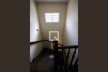 Casa à venda com 250m², 3 quartos e 5 vagas Casa à venda com 250m², 3 quartos e 5 vagasEscada