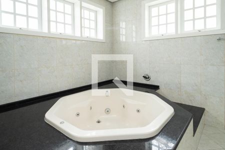 Casa para alugar com 560m², 4 quartos e 8 vagasBanheiro da Suíte 4