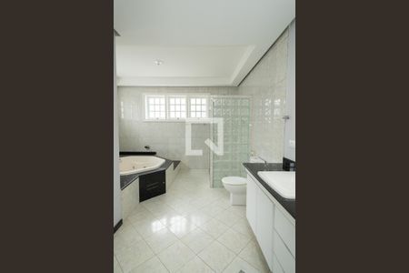 Casa para alugar com 560m², 4 quartos e 8 vagasBanheiro da Suíte 4