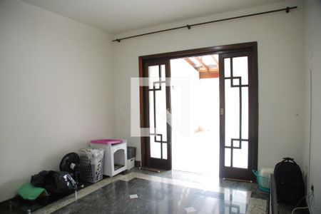 Casa à venda com 170m², 3 quartos e 2 vagasSala