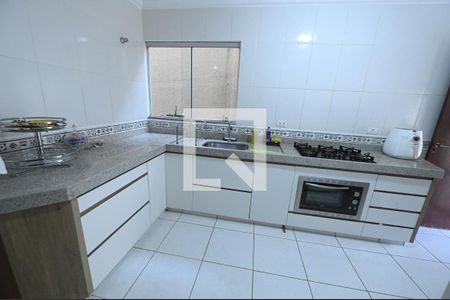 Casa à venda com 192m², 4 quartos e 2 vagas Casa à venda com 192m², 4 quartos e 2 vagasCozinha