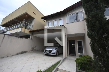 Casa à venda com 192m², 4 quartos e 2 vagas Casa à venda com 192m², 4 quartos e 2 vagasGaragem