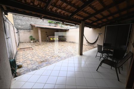 Casa à venda com 192m², 4 quartos e 2 vagas Casa à venda com 192m², 4 quartos e 2 vagasQuintal