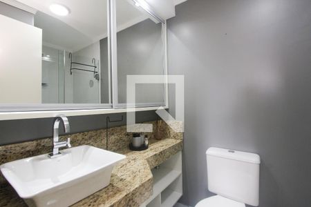 Banheiro suite de apartamento à venda com 2 quartos, 66m² em Vila Ipiranga, Porto Alegre