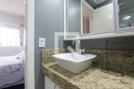 Banheiro suite de apartamento à venda com 2 quartos, 66m² em Vila Ipiranga, Porto Alegre
