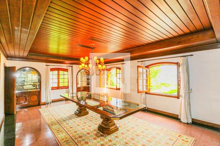 Casa à venda com 620m², 3 quartos e 7 vagas Casa à venda com 620m², 3 quartos e 7 vagasSala de jantar