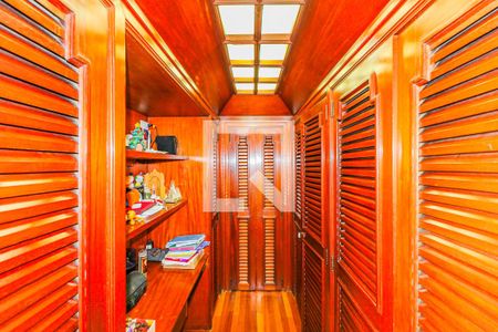 Casa à venda com 620m², 3 quartos e 7 vagas Casa à venda com 620m², 3 quartos e 7 vagasCloset