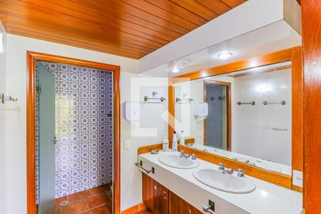 Casa à venda com 620m², 3 quartos e 7 vagas Casa à venda com 620m², 3 quartos e 7 vagasBanheiro piscina