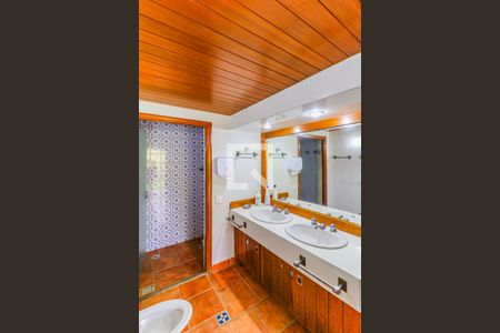 Casa à venda com 620m², 3 quartos e 7 vagas Casa à venda com 620m², 3 quartos e 7 vagasBanheiro piscina